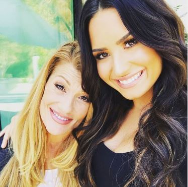 Madison De La Garza's mother with her half-sister, Demi Lovato.